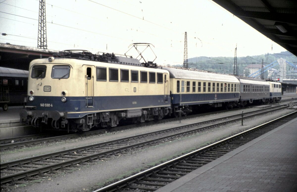 140 598-4 mit Nahverkehrswagen und 111 im Schlepp in Ulm im Mai 1994.