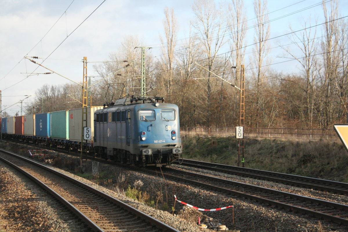 140 621 der EGP mit einem G�terzug bei der durchfahrt am Bahnhof Halle-Silberh�he am 13.1.21
