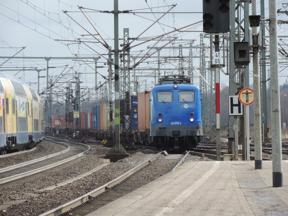 140 678-4 mit Seekisten bei der Durchfahrt im Bahnhof Hamburg-Harburg am 22.03.2016