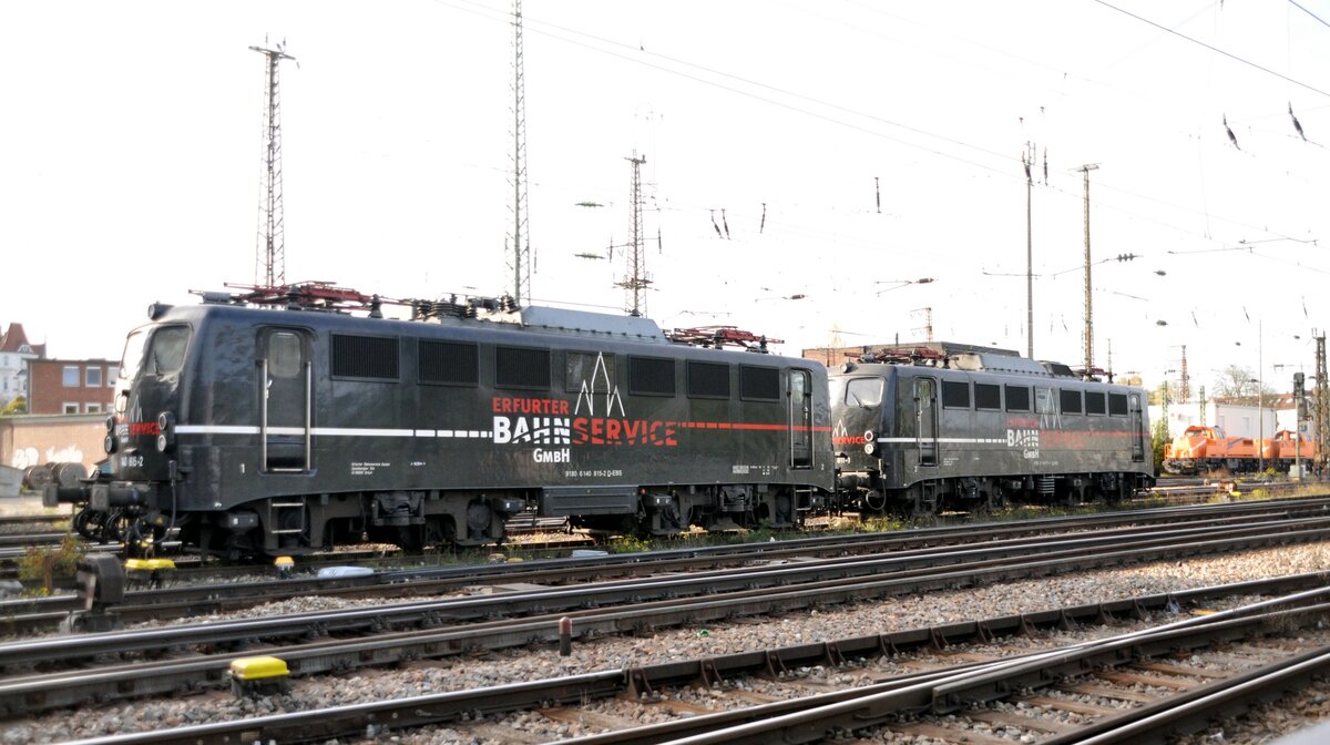 140 815-2 und 140 811-1 ;  91 80 6 140 815-2 D-EBS und 91 80 6 140 811-1 D-EBS der Erfurter Bahn Service GmbH in Ulm  im Hintergrund stehen 2 North Rail Dieselloks. Ulm am 29.10.2022.