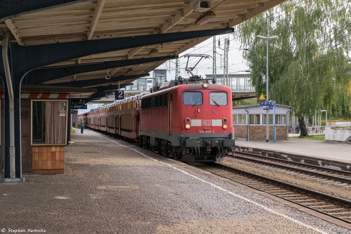 140 858-2 DB Schenker Rail Deutschland AG mit einem Toyota Autotransportzug in Falkenberg(Elster). 15.09.2015