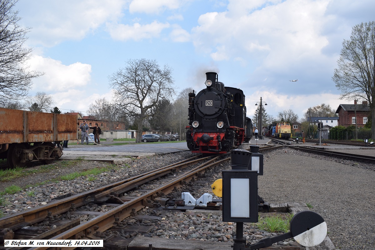 14.04.2018: Der letzte Amateurlokführerzug ist in Benndorf eingetroffen. Nun wird die Lok für den Regelzug um 15:00 Uhr (Abfahrt) restauriert.