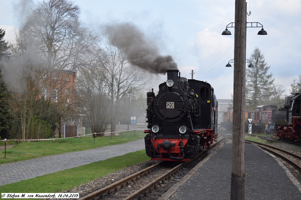 14.04.2018: Die Lok bewegt sich im Bahnhof Benndorf an den Regelzug, um ihn um 15:00 Uhr in Richtung Hettstedt zu bringen.