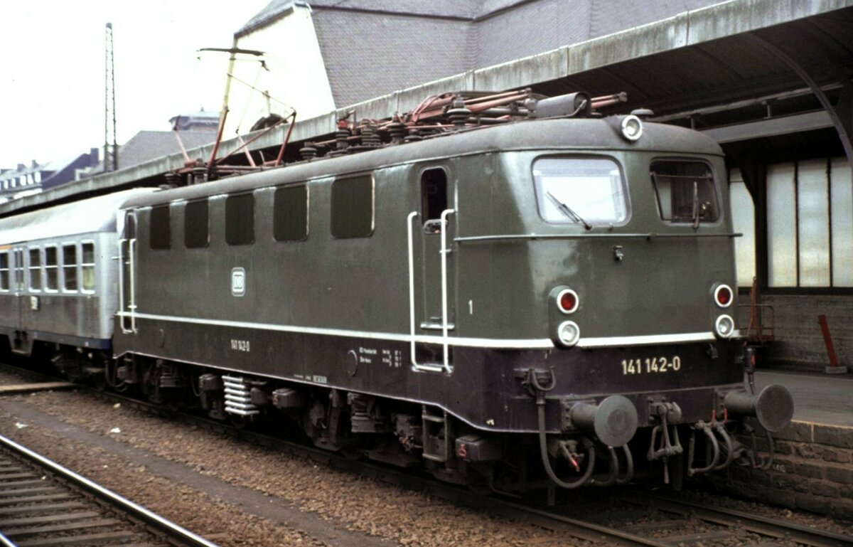 141 142-0 mit Nahverkehrszug in Koblenz am 16.10.1982.