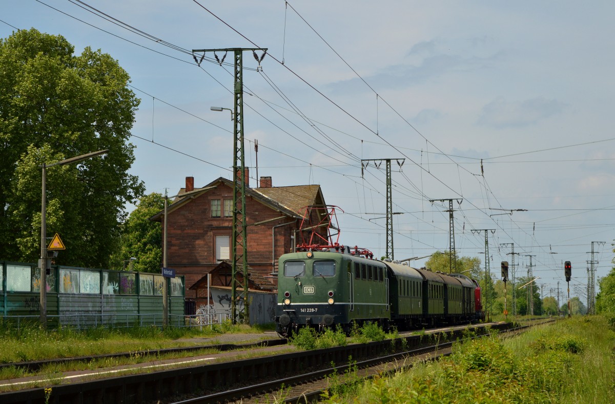 141 228-7 als Zuglok beim ersten Pendelzug nach Groß Gerau Dornberg auf der Rücktour bei der Durchfahrt in Weiterstadt am 17.05.2015