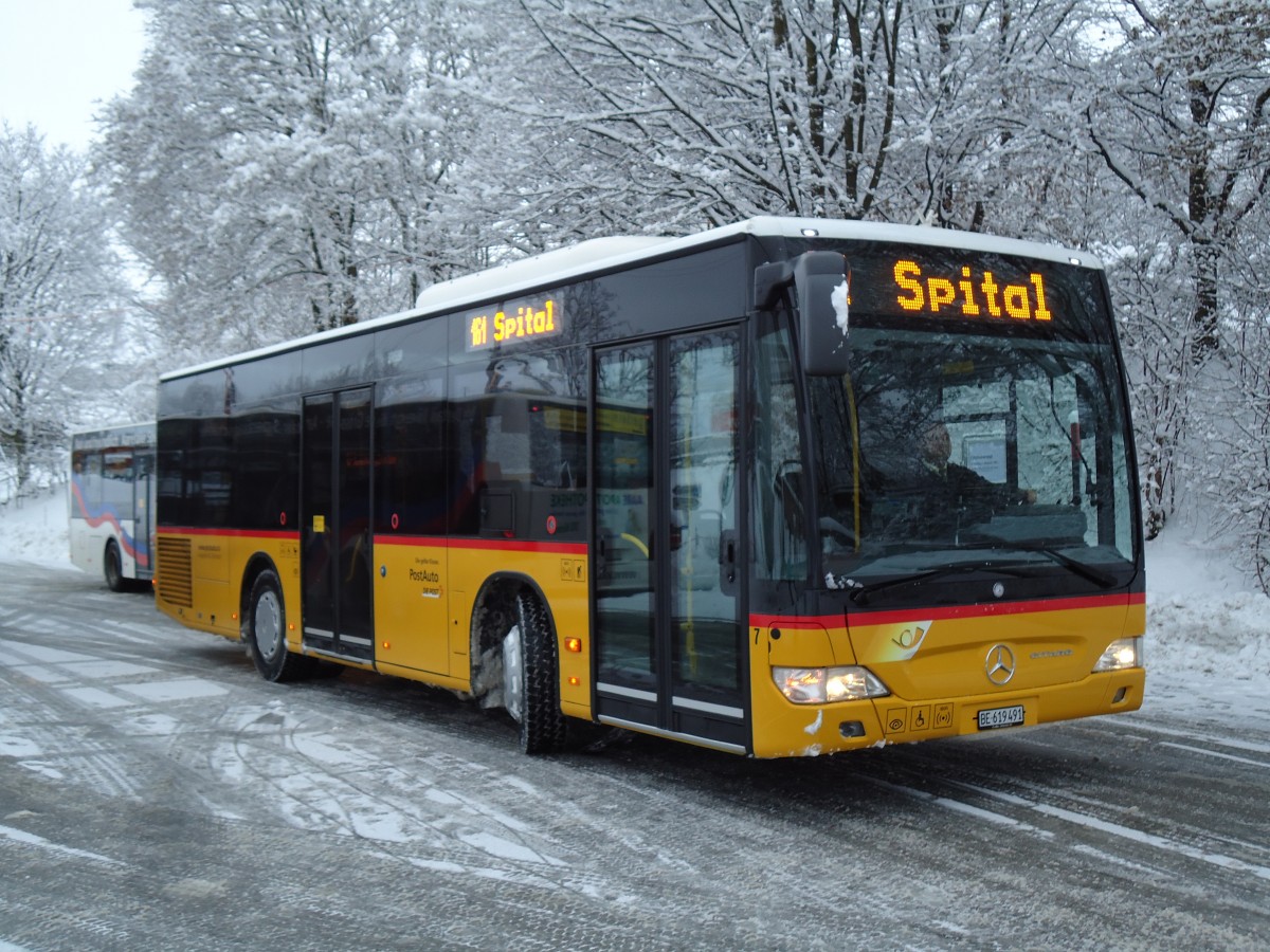 (142'324) - Lengacher, Wichtrach - Nr. 7/BE 619'491 - Mercedes am 8. Dezember 2012 beim Bahnhof M�nsingen (prov. Haltestelle)