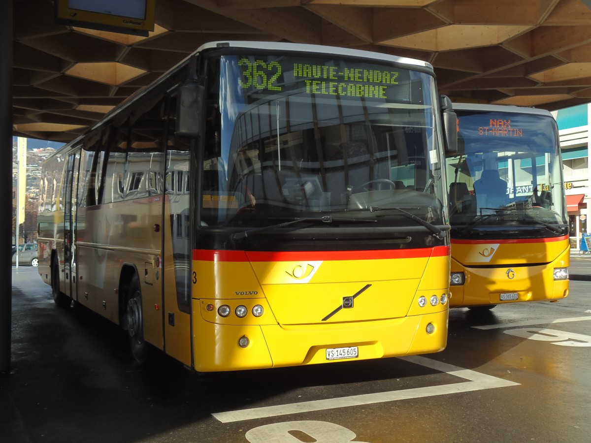 (142'662) - Lathion, Sion - Nr. 3/VS 145'605 - Volvo am 26. Dezember 2012 beim Bahnhof Sion