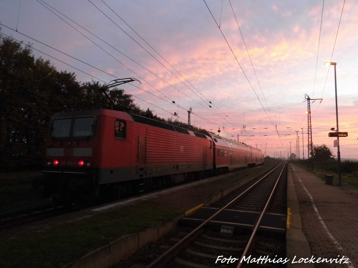 143 002 im Bahnhof Reu�en am 22.10.15