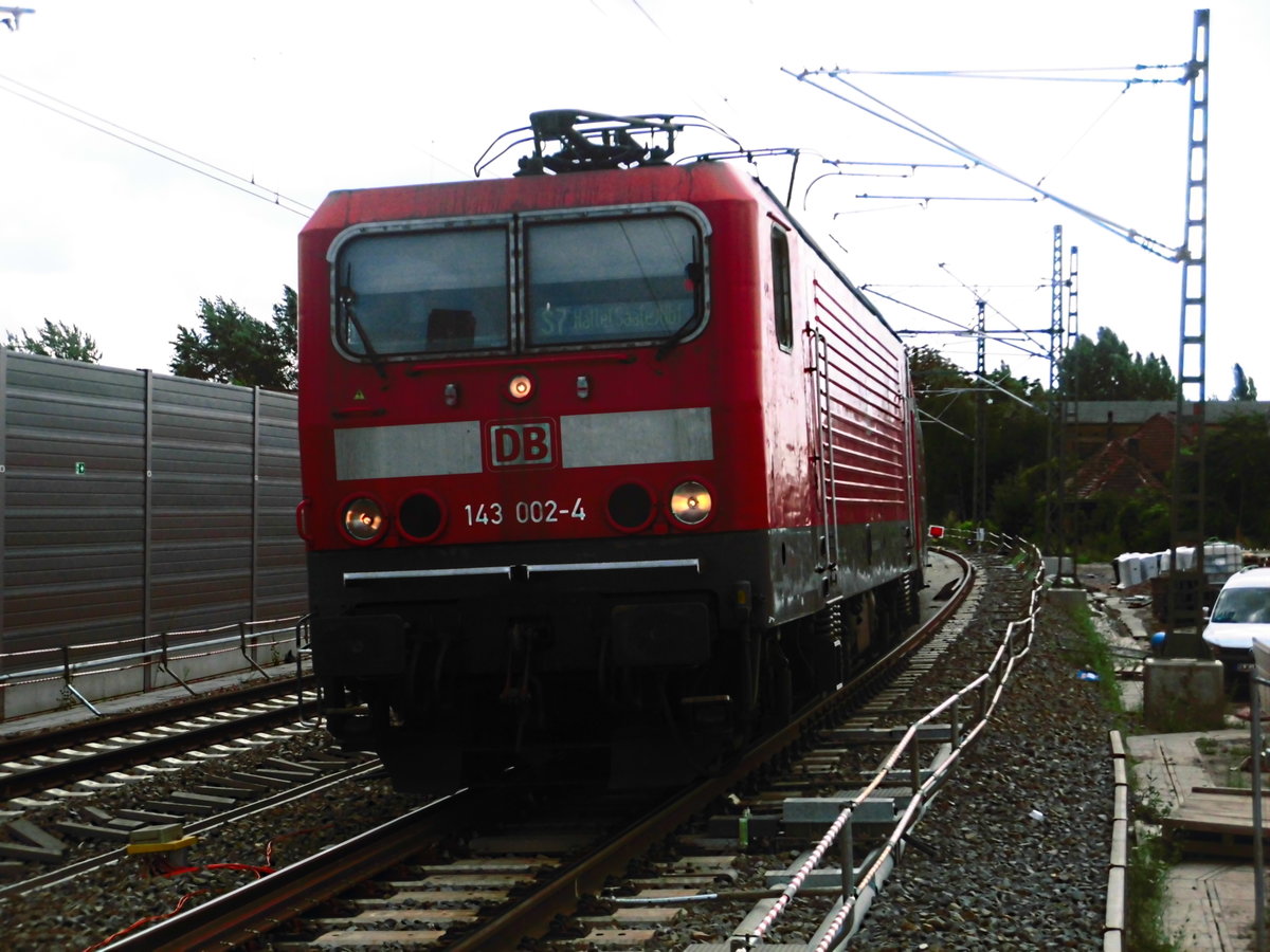 143 002 bei der Einfahrt in den Bahnhof Halle (Saale) Hbf am 2.8.17