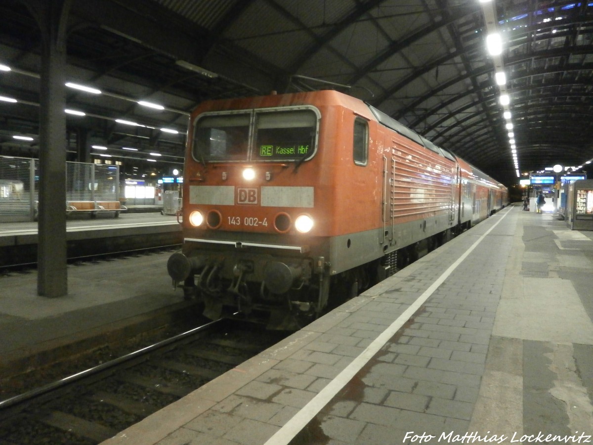 143 002 mit dem RE9 mit ziel Kassel-Wilhelmsh�he im Hallenser Hbf am 10.1.15
