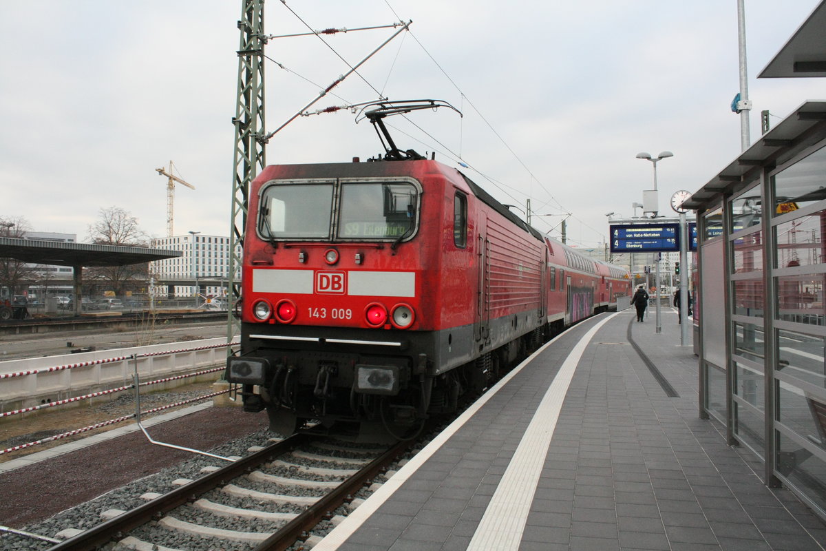 143 009 verl�sst als S9 mit ziel Eilenburg den Bahnhof Halle/Saale Hbf am 23.1.20