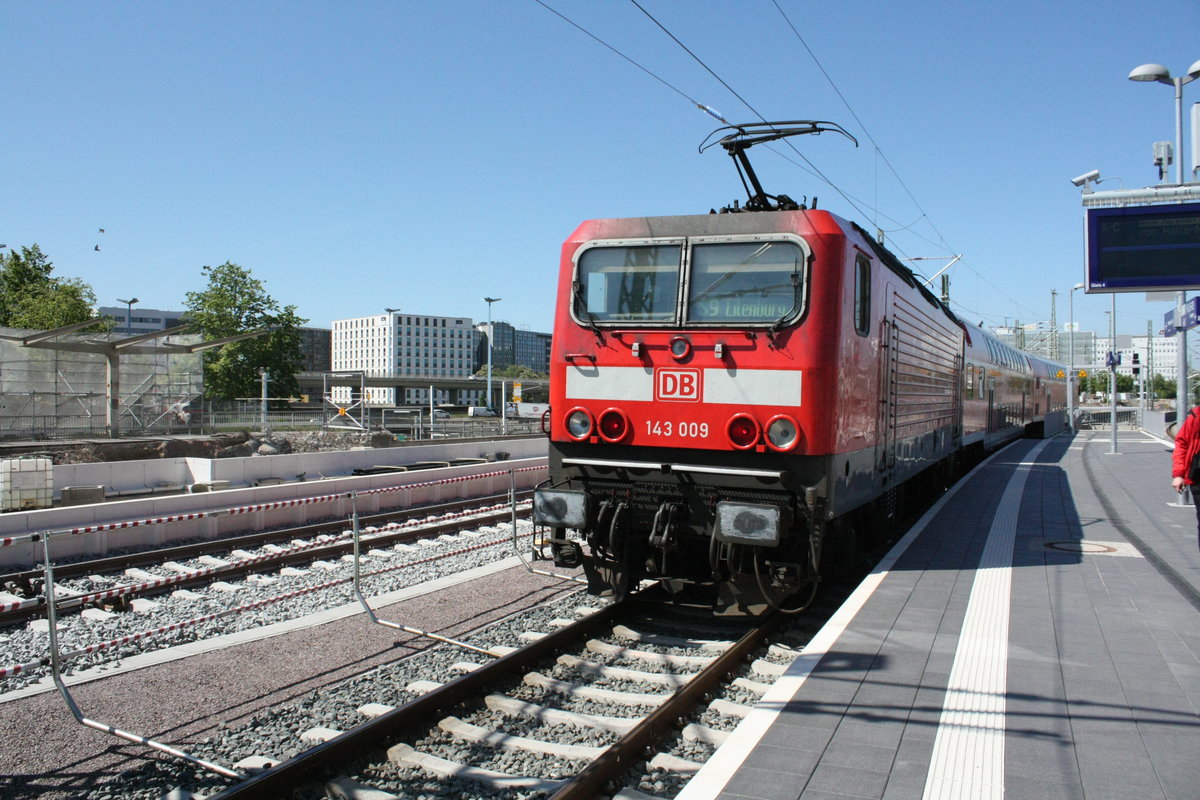 143 009 verl�sst als S9 mit ziel Eilenburg den Bahnhof Halle/Saale Hbf am 7.5.20