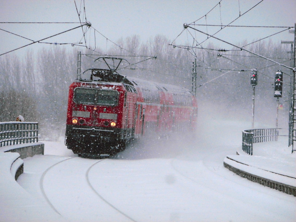 143 034 als S7 mit ziel Halle-Nietleben bei der Einfahrt in den Bahnhof Halle-Zscherbener Stra�e am 17.3.17
