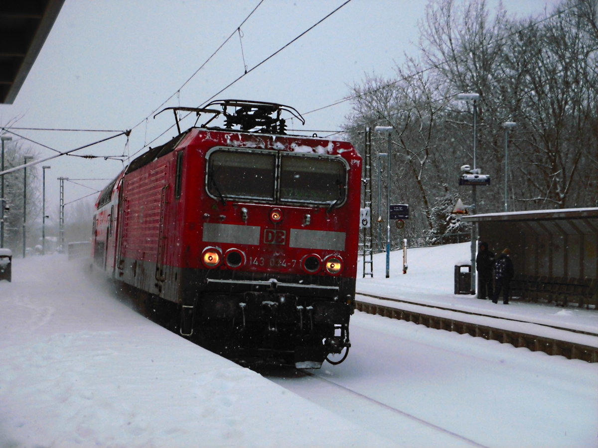 143 034 als S7 mit ziel Halle-Nietleben bei der Einfahrt in den Bahnhof Halle-Zscherbener Stra�e am 17.3.17