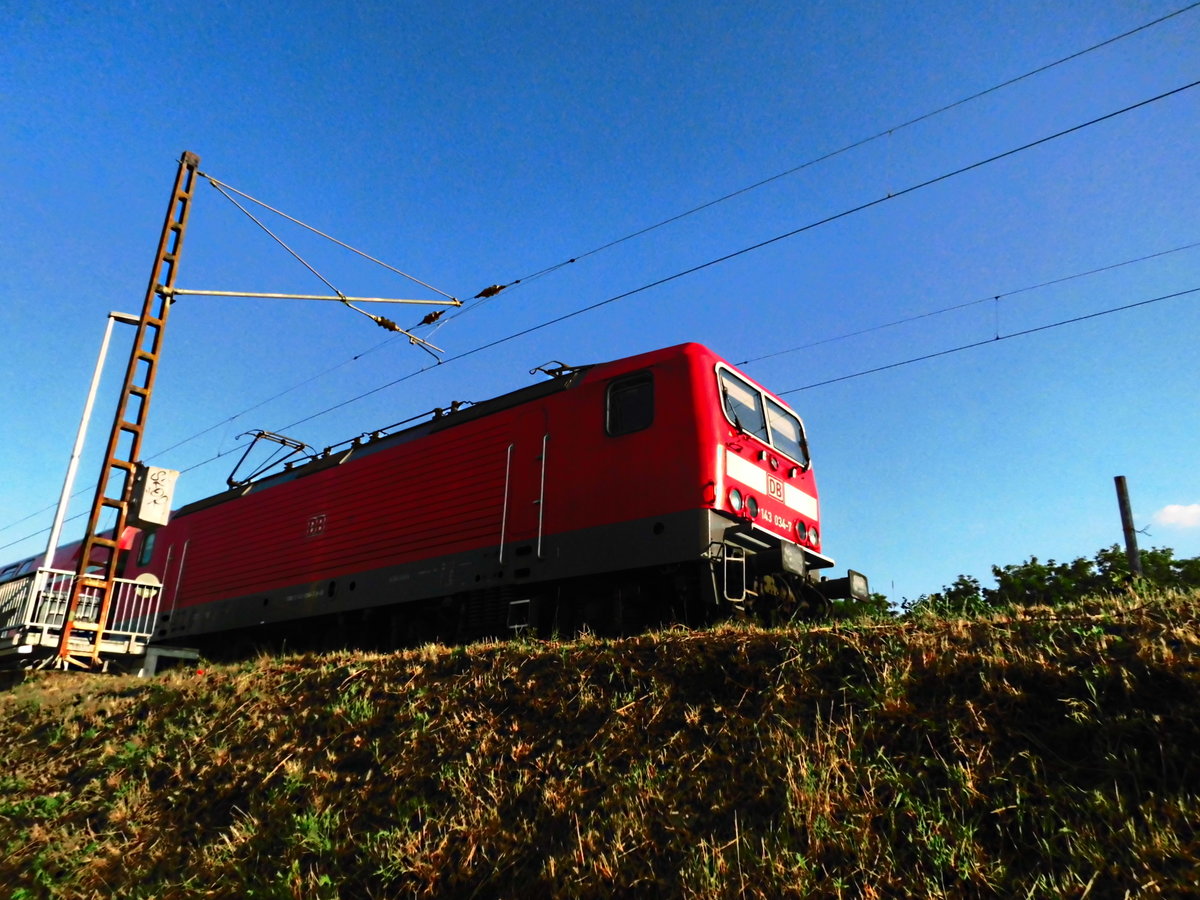 143 034 verl�sst den Bahnhof Halle-Rosengarten am 16.6.17