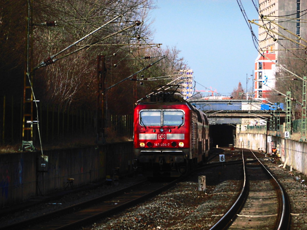 143 037 als S7 mit ziel Halle/Saale Hbf aus Richtung Halle-Nietleben kommend bei der Einfahrt in den Bahnhof Halle-Zscherbener Stra�e am 28.2.18