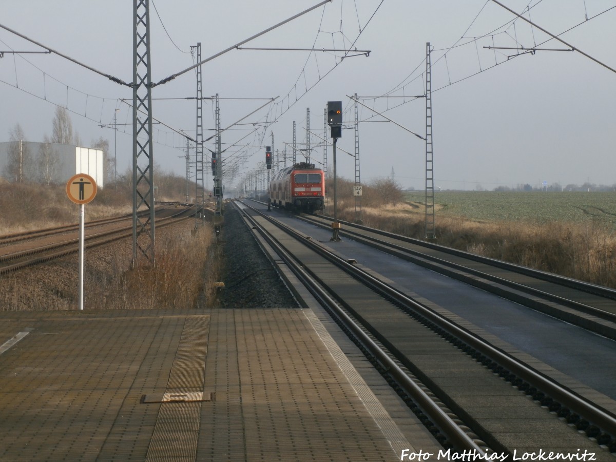 143 053-7 l�sst den Bahnhof Landsberg (b Halle/Saale) hinter sich am 26.1.15