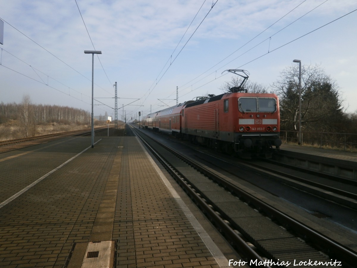 143 053-7 verl�sst den Bahnhof Landsberg (b Halle/Saale) am 26.1.15