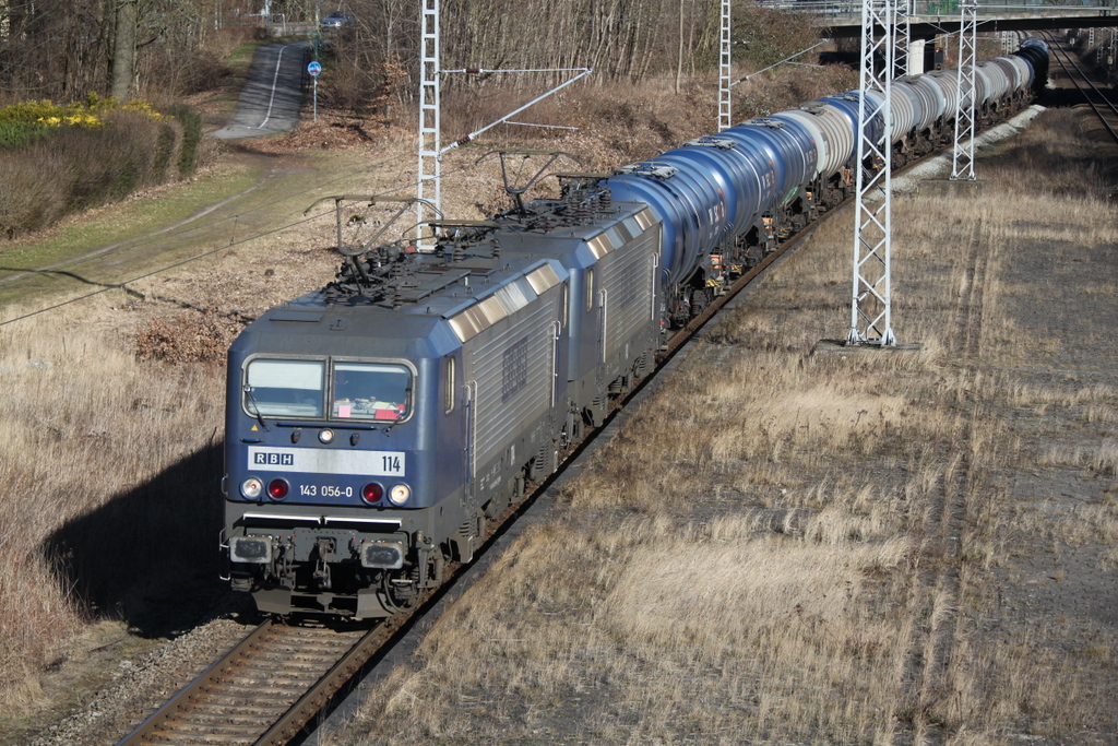 143 056-0 mit Kewa von Rostock-Seehafen nach Stendell bei der Durchfahrt im Haltepunkt Rostock-Kassebohm.24.02.2017