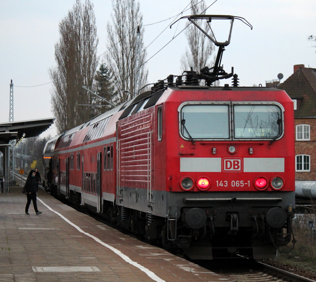143 065-1 mit S1 von Warnemnde nach Gstrow beim Fahrgastwechsel im S-Bahnhof Rostock-Holbeinplatz.21.03.2014 