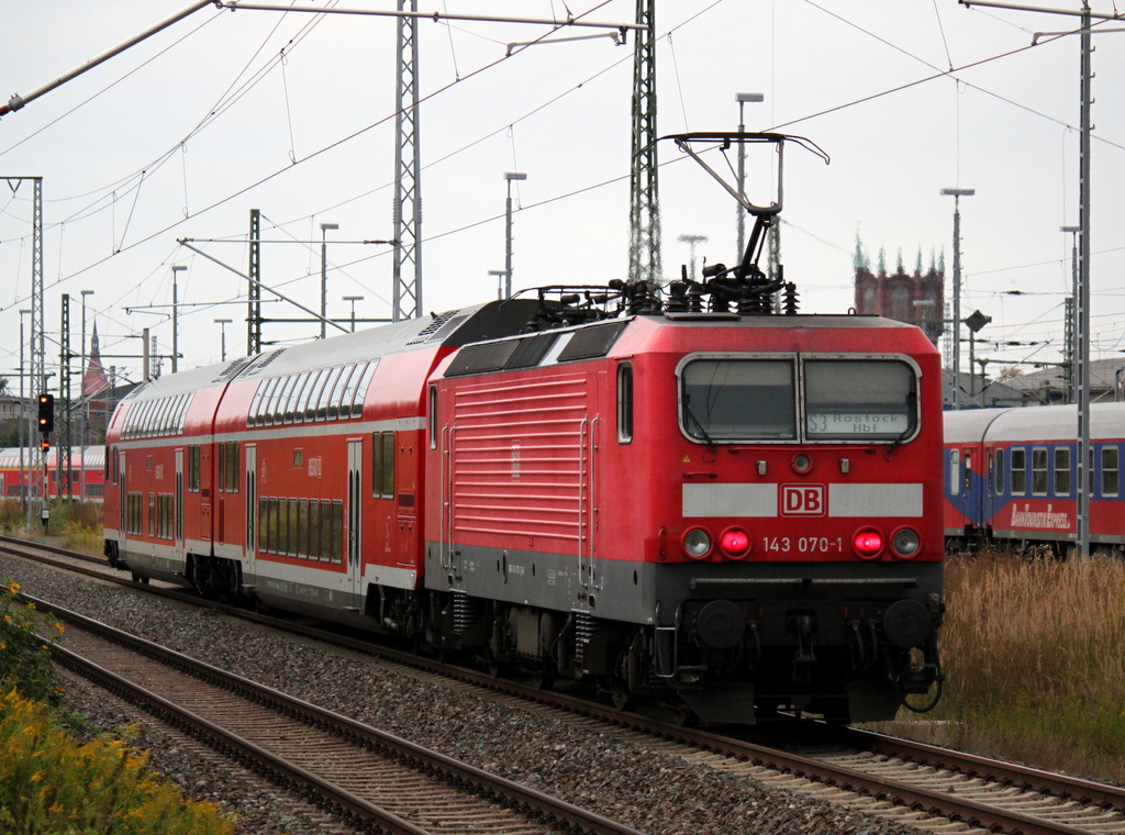 143 070-1 mit S3 von Gstrow nach Rostock Hbf kurz vor der Einfahrt im Rostocker Hbf.30.08.2013