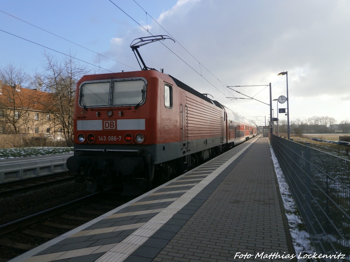 143 086-7 am Haltepunkt Dessau-S�d am 5.2.15