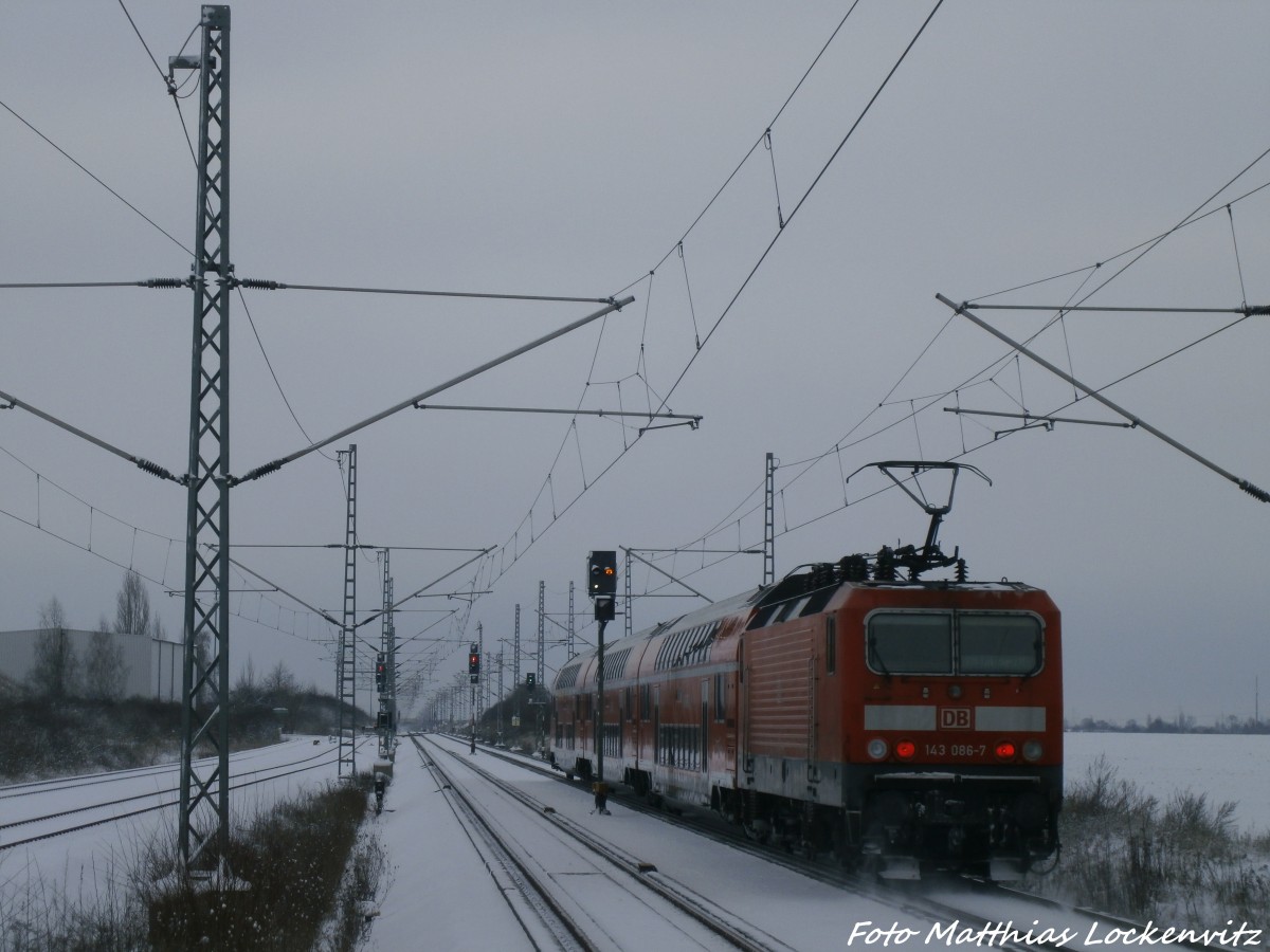 143 086-7 l�sst den Bahnhof Landsberg (b Halle/Saale) hinter sich am 29.12.14
