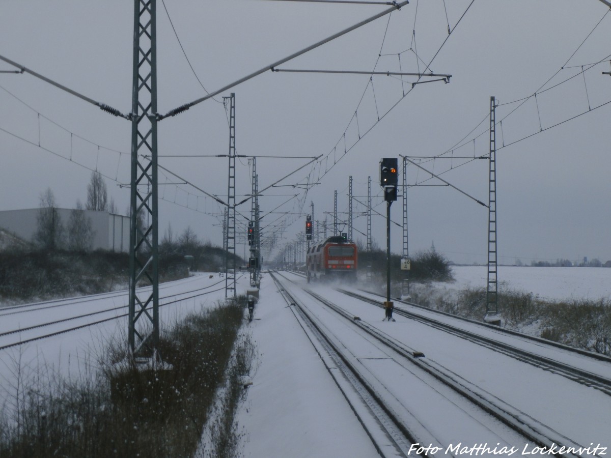 143 086-7 l�sst den Bahnhof Landsberg (b Halle/Saale) hinter sich am 29.12.14