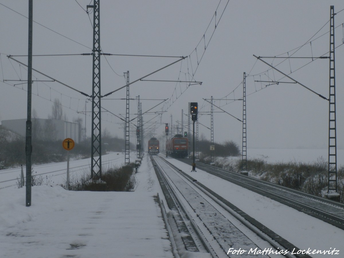 143 086-7 mit RB 37866 mit ziel Falkenberg (Elster) und 143 XXX-2 mit RB 37815 mit ziel Halle (Saale) Hbf kreuzten sich auf h�he des Bahnhofs Landsberg (b Halle/Saale) am 30.12.14