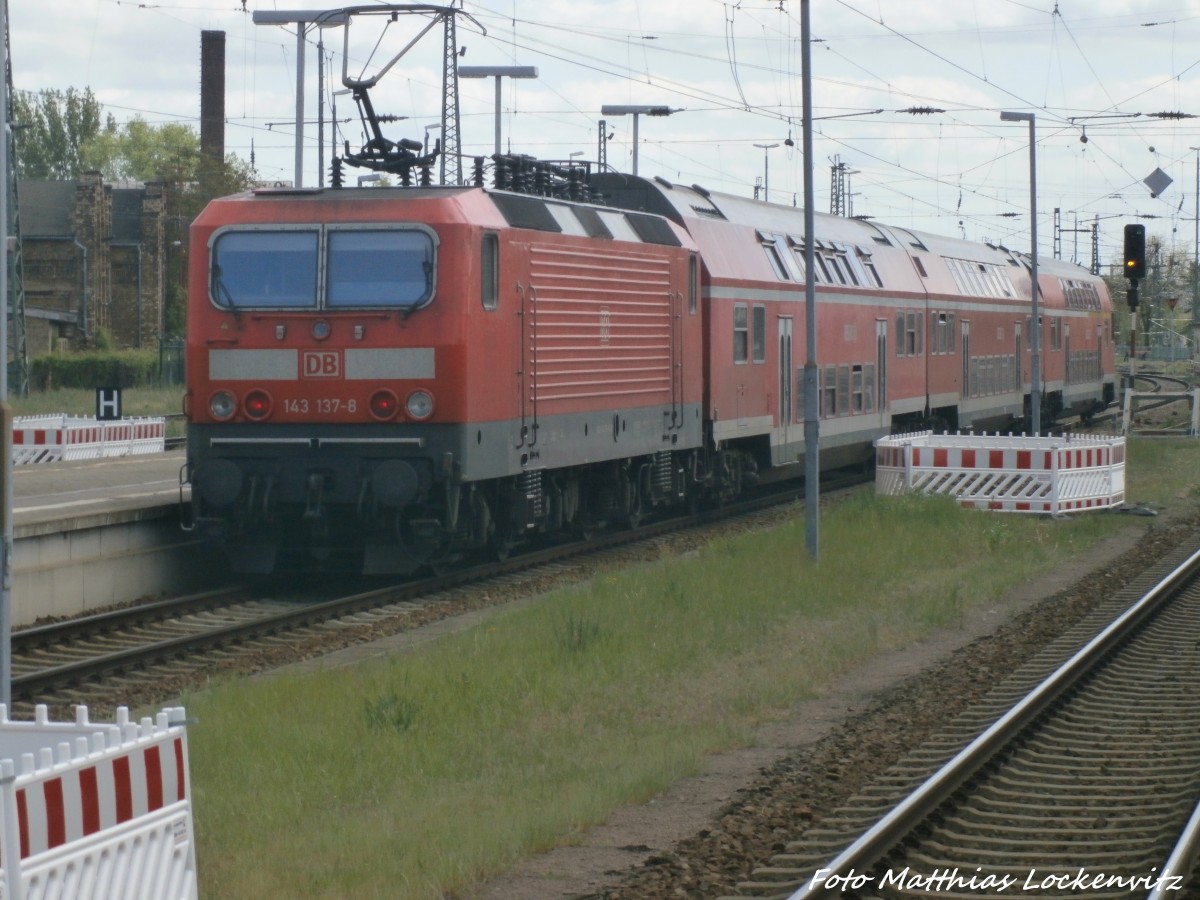 143 137 verl�sst als RB20 mit ziel Eisenach den Hallenser Hbf am 14.5.15