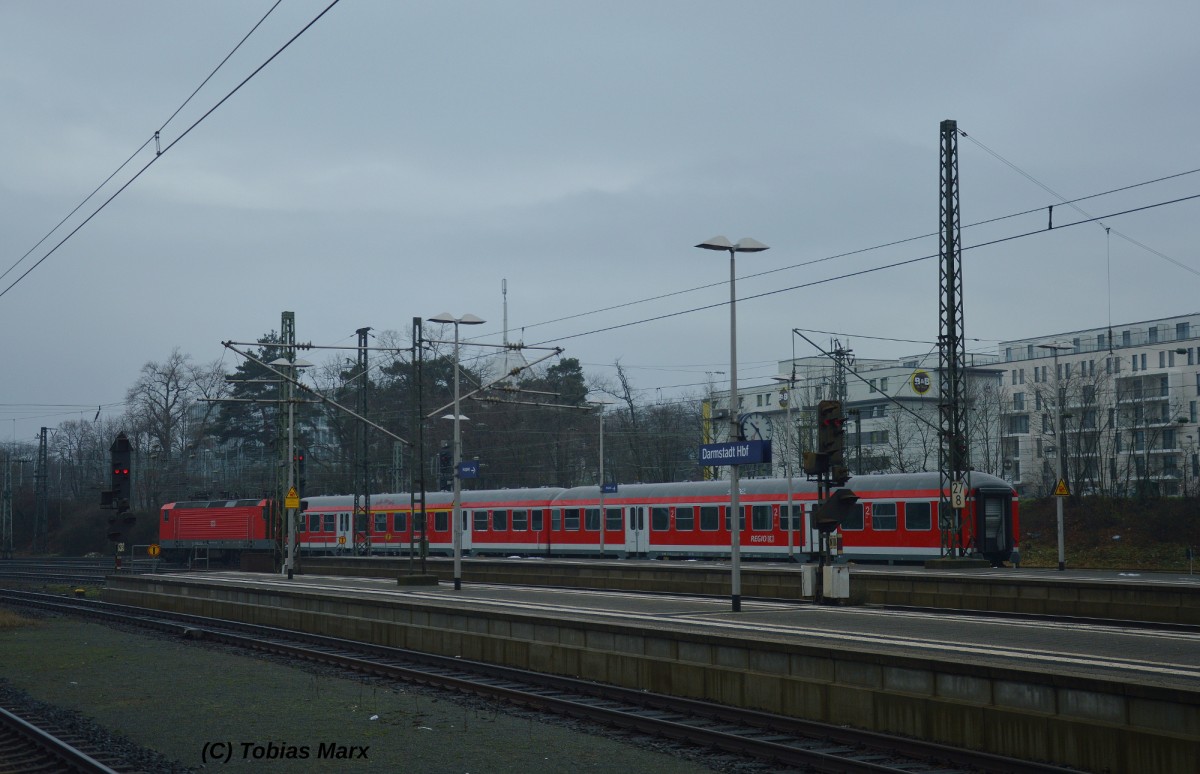 143 141-0 mit zwei N-Wagen im Darmstädter Hbf am 23.01 2016