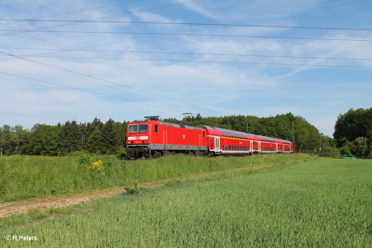 143 141 zieht die RB 75 15750 Aschaffenburg - Wiesbaden bei der Netztrennstelle Bischofsheim. 15.05.15