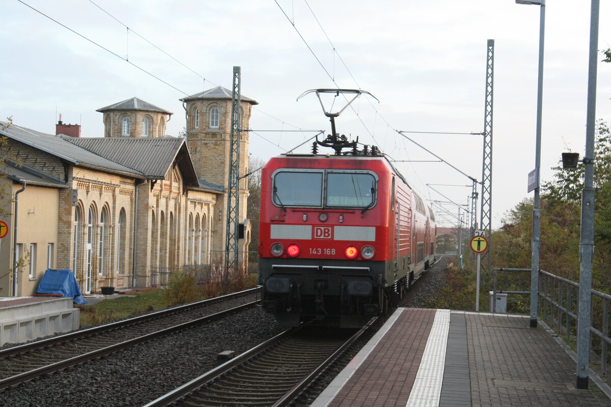 143 168 verl�sst als S9 mit Ziel Eilenburg den Bahnhof Delitzsch ob Bf am 18.11.21