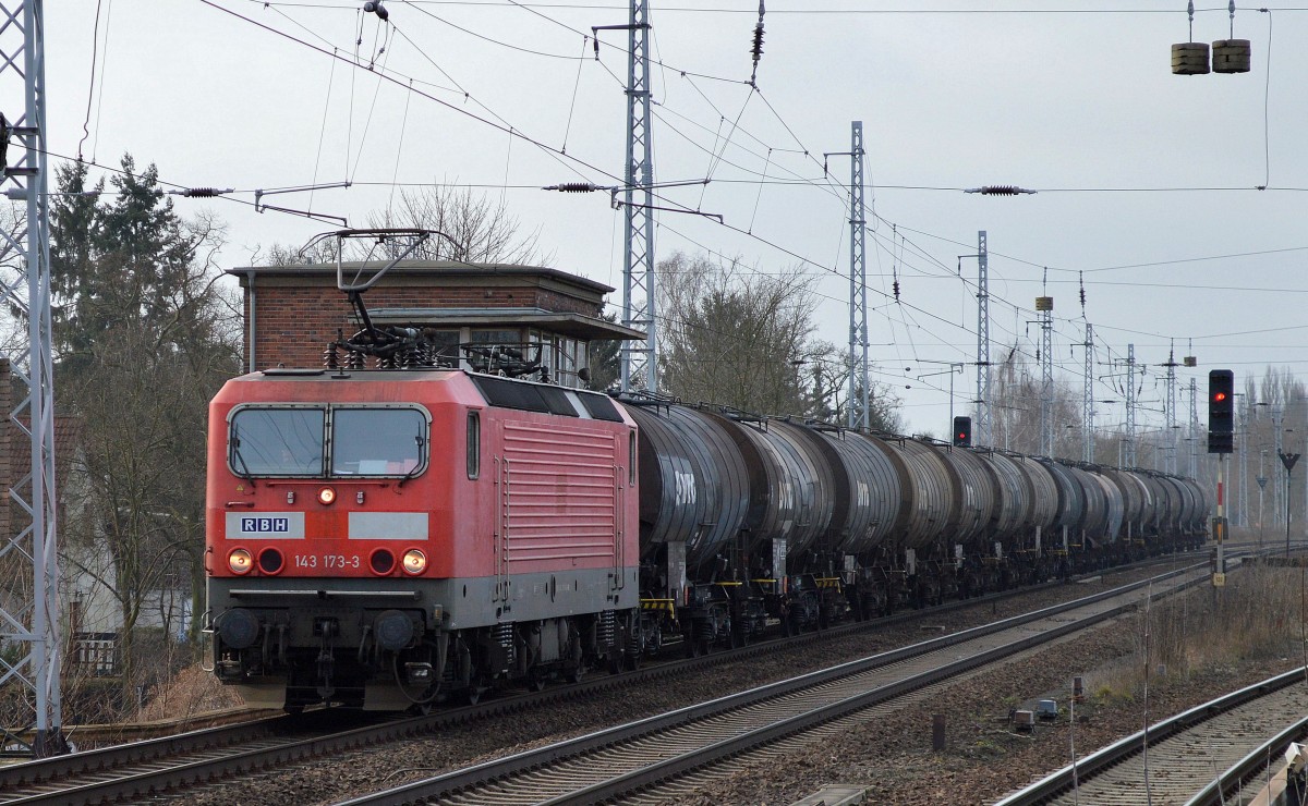 143 173-3 mit einen G�terzug