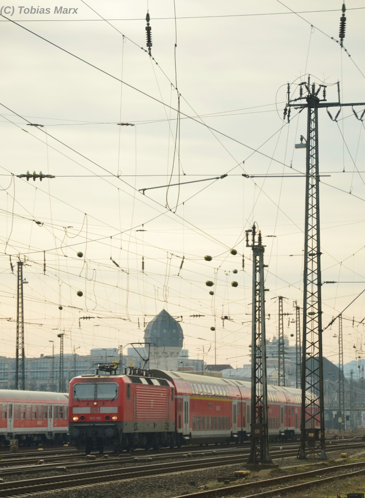 143 181 bei der Ausfahrt mit RB75 nach Aschaffenburg am 06.02.2016 aus Darmstadt Hbf.