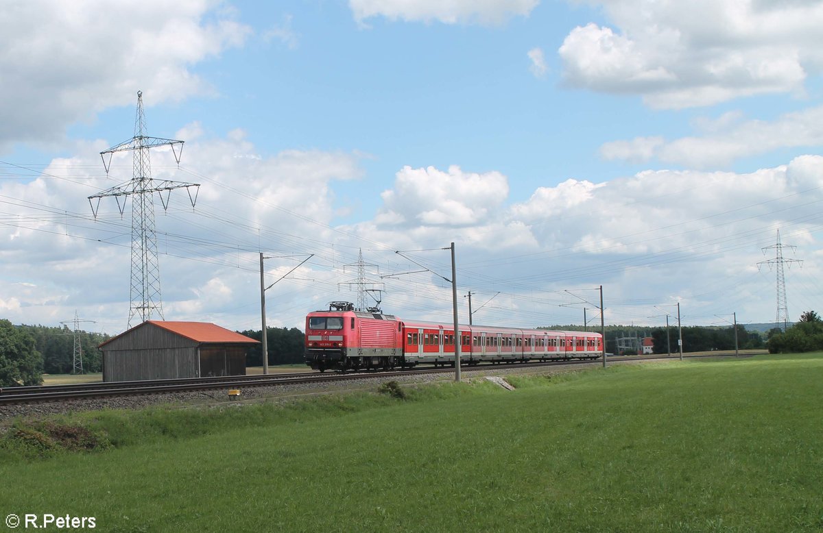 143 215-2 hat Ludersheim mit der S2 39614 Altdorf bei Nürnberg - Roth verlassen und wird jeden Moment Winkelhaid erreichen. 03.07.20