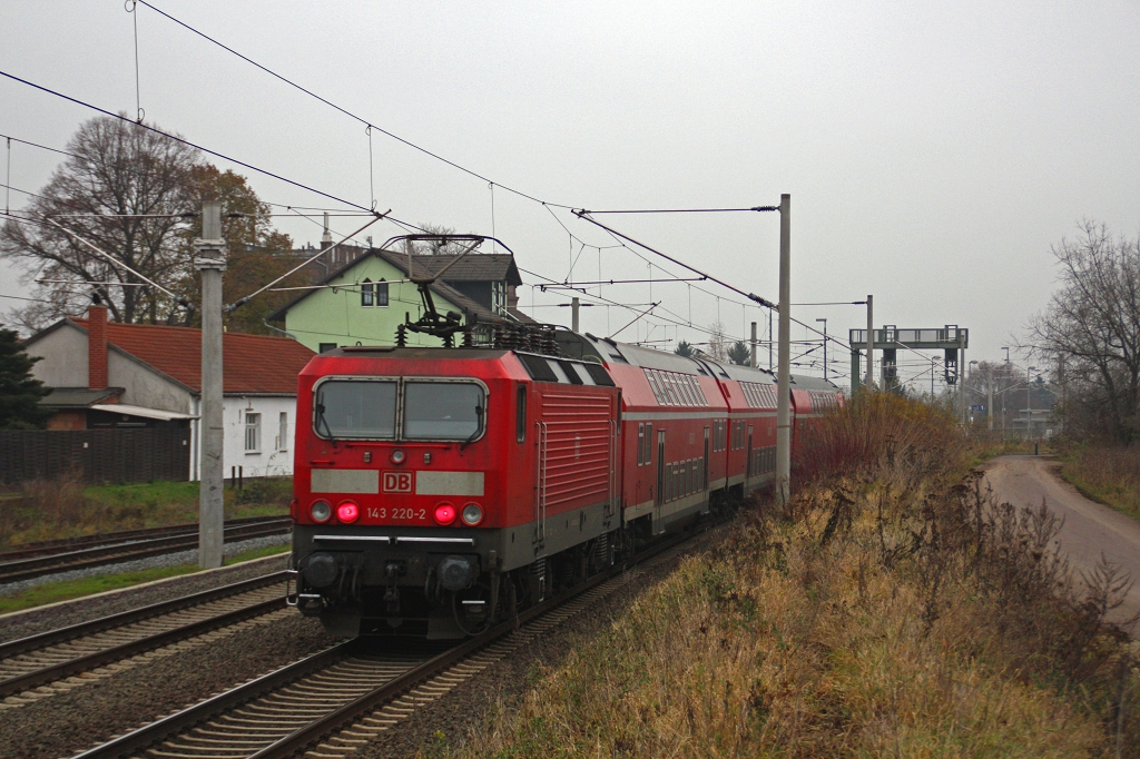 143 220 mit einem RE nach Weimar am 29.11.14 bei der durchfahrt Vieselbach .