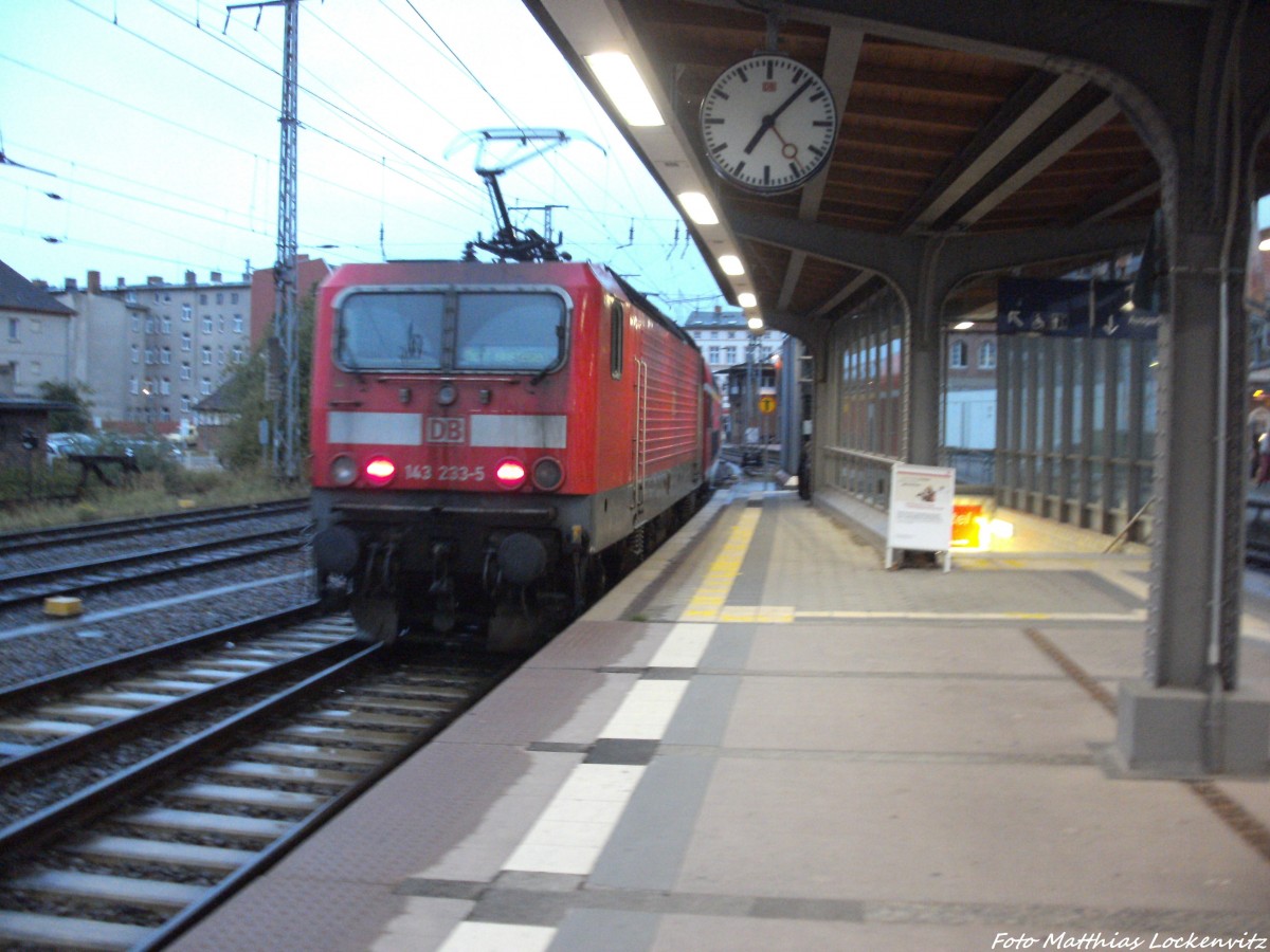 143 233-5 als Lz mit ziel Rostock Hbf bei der Ausafhrt aus Stralsund Hbf am 26.9.13