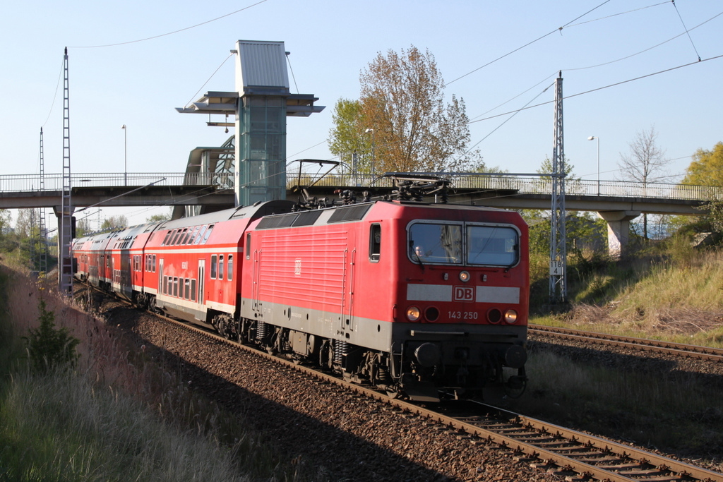 143 250-9 mit RE 18491(Warnemnde-Berlin)bei der Durchfahrt im Haltepunkt Rostock-Marienehe.07.05.2016