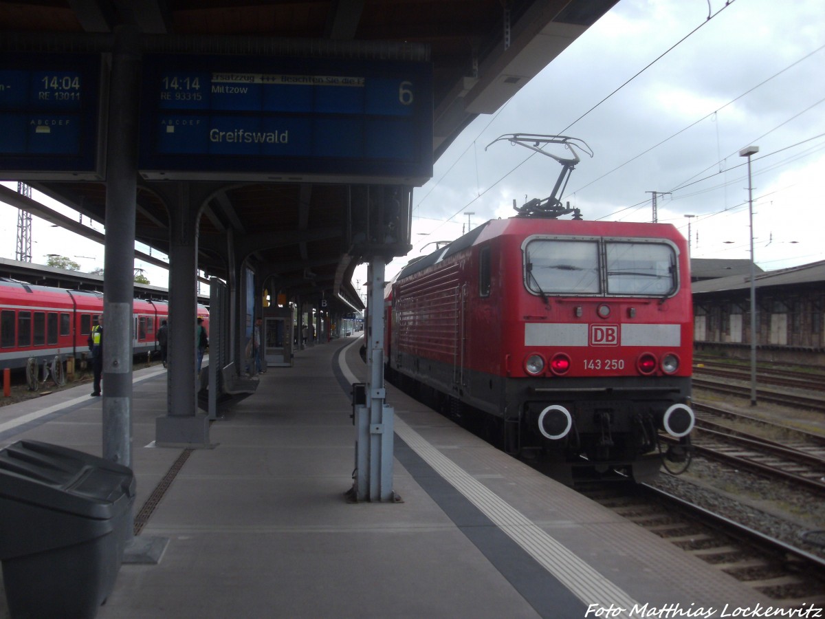 143 250 mit Wei�en Pufferringen als RE3 mit ziel Greifswald im Bahnhof Stralsund Hbf am 5.5.14