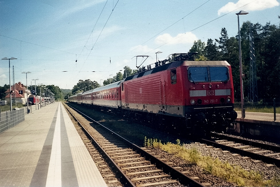143 251 vor dem Nachtzug in Binz.