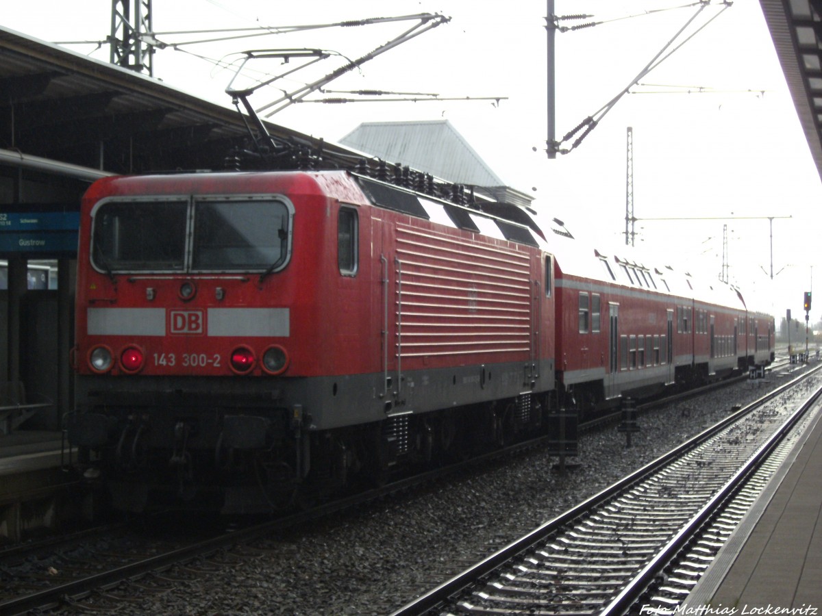 143 300-2 als S2 mit ziel G�strow im Bahnhof Rostock Hbf am 27.9.13