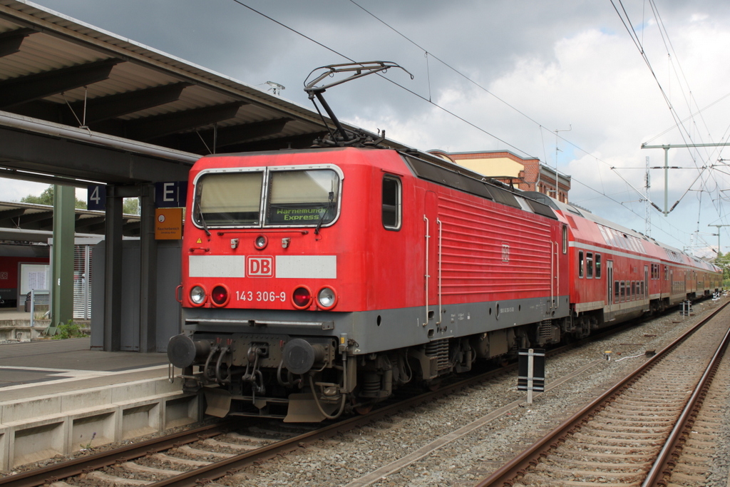 143 306-9 mit RE 18490 von Berlin Hbf(tief)nach Warnemnde bei der Ausfahrt im Rostocker Hbf.18.06.2016