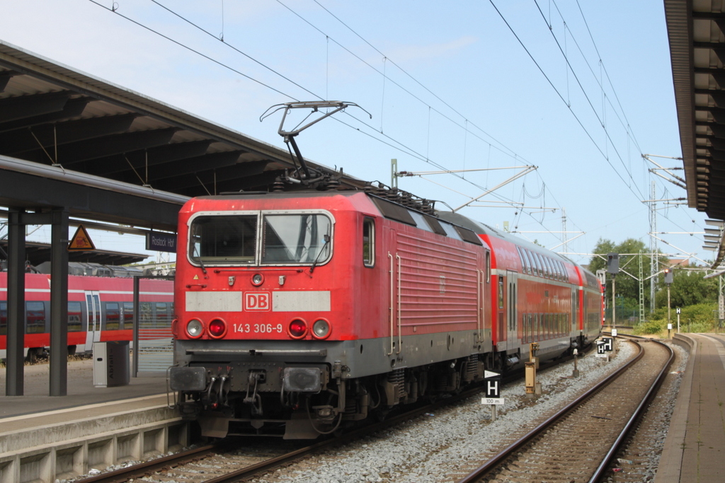 143 306-9 mit RE 18490 von Berlin Hbf(tief)nach Warnemünde bei der Ausfahrt im Rostocker Hbf.13.07.2019