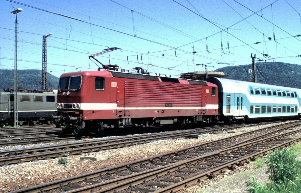 143 312-7 mit Doppelstockzug in Geislingen/Steige am 06.06.1996.