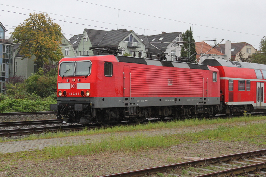 143 333-3 mit RE18490 von Berlin Hbf(tief)nach Warnemünde bei der Ausfahrt im Rostocker Hbf.09.09.2017