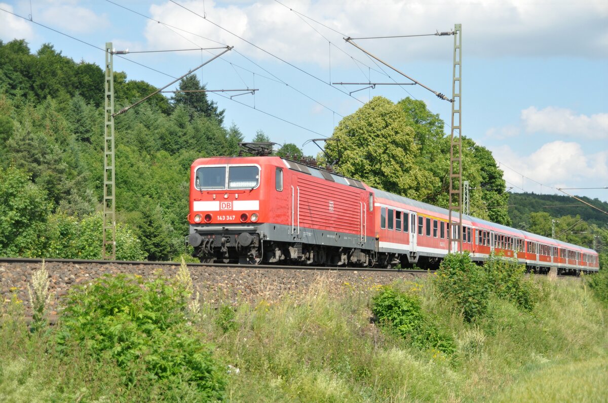 143 347-3 mit Nahverkehrszug nach Geislingen Steige bei Amstetten am 26.06.2012.