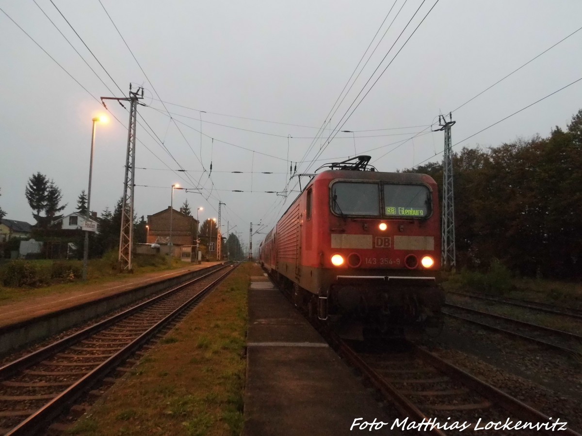 143 354 im Bahnhof Reu�en am 20.10.15