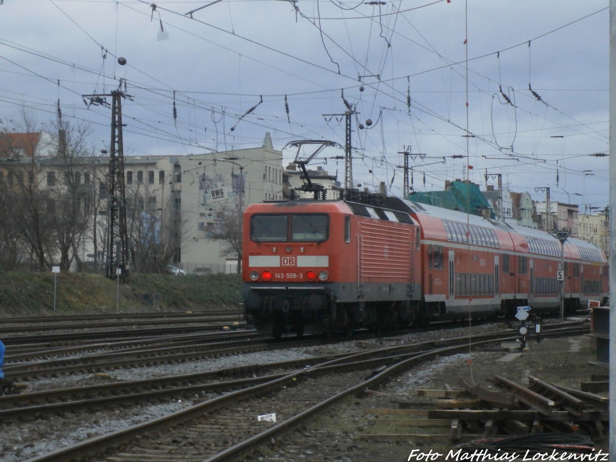 143 559-3 als RB80 mit ziel Bitterfeld l�sst den Bahnhof Halle (Saale) Hbf hinter sich am 23.12.14