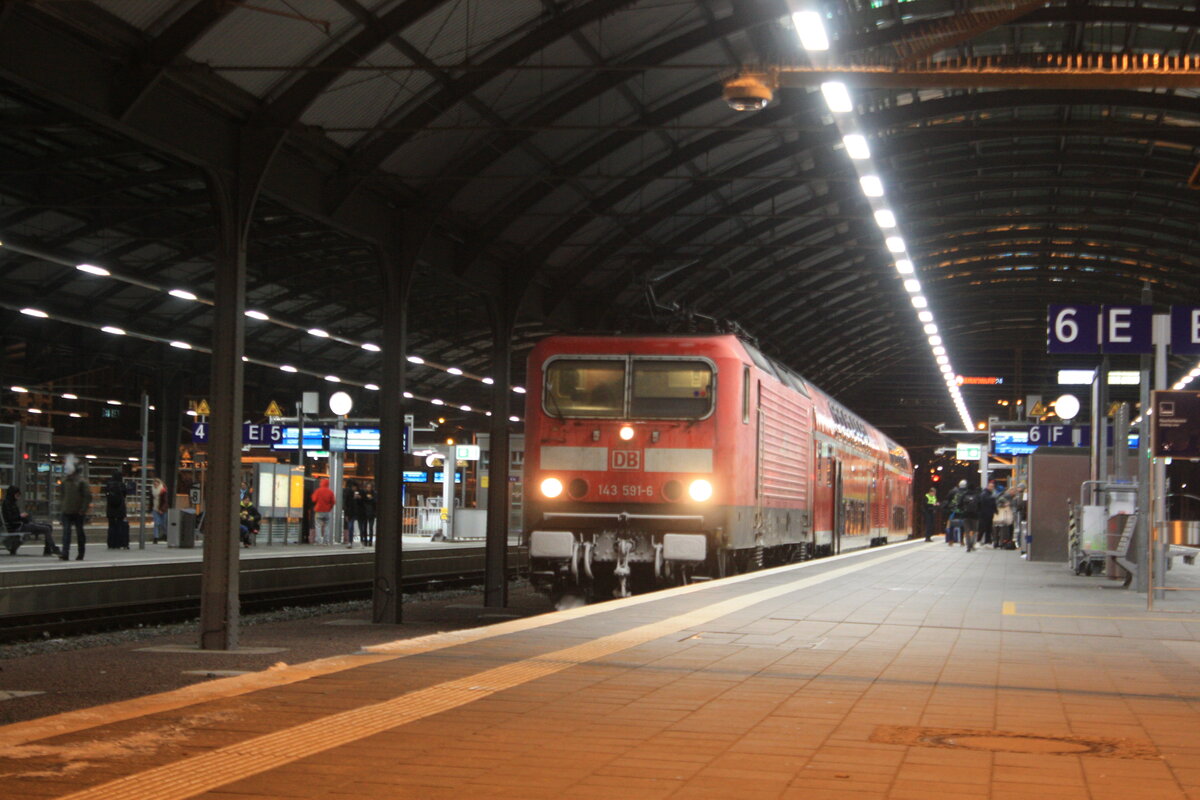 143 591 steht als RE18 mit ziel Jena-G�schwitz im Bahnhof Halle/Saale Hbf am 1.12.23